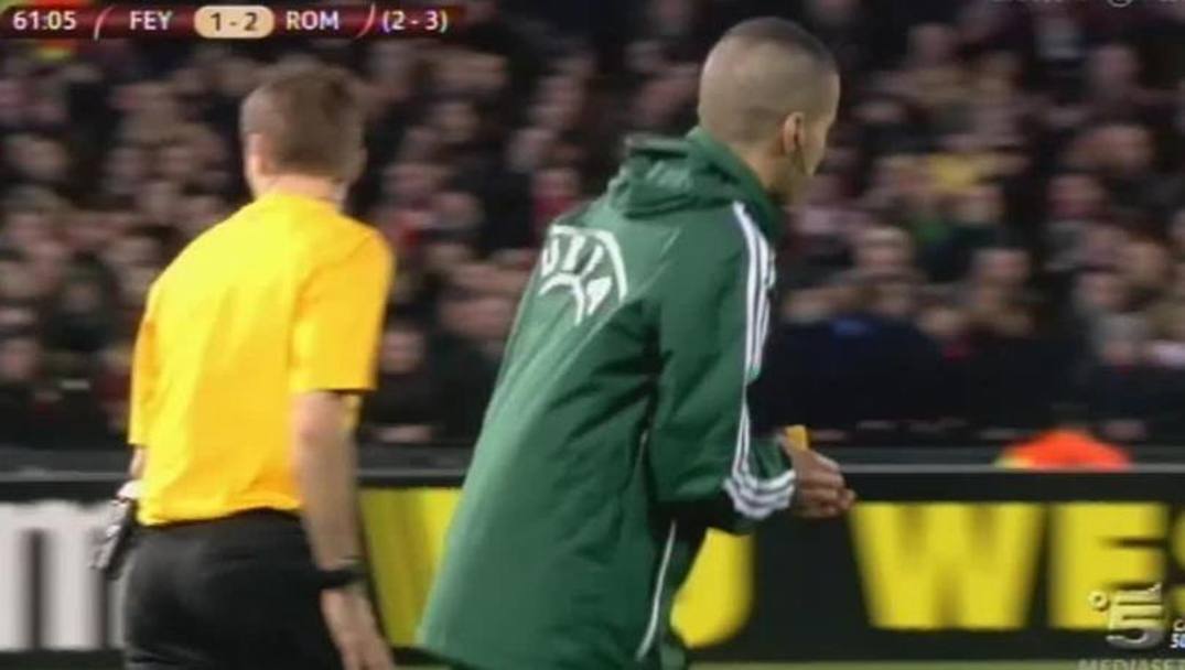 Il quarto uomo porta fuori dal campo alcuni oggetti lanciati in campo dai tifosi del Feyenoord. Ansa